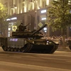 [Photo] Tăng thiết giáp Nga tập dượt ban đêm chuẩn bị duyệt binh