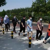 Người dân xếp hàng chờ xét nghiệm COVID-19 tại Bắc Kinh, Trung Quốc, ngày 19/6/2020. (Ảnh: AFP/TTXVN)