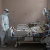 Nhân viên y tế điều trị cho bệnh nhân COVID-19 tại bệnh viện ở Tver, Nga. (Ảnh: THX/TTXVN)