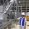 Dây chuyền tự động súc rửa vỏ lon trước khi đưa vào hệ thống chiết rót bia tự động tại nhà máy bia Sapporo Việt Nam. (Ảnh: Minh Hưng/TTXVN)