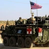 Xe quân sự Mỹ di chuyển gần làng Yalani ở ngoại ô phía Tây thành phố Manbij, Syria. (Ảnh: AFP/TTXVN)