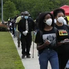 Người dân đeo khẩu trang phòng dịch COVID-19 tại Houston, bang Texas, Mỹ. (Ảnh: THX/TTXVN)