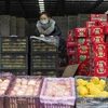 Sản phẩm nông nghiệp được bày bán tại khu chợ ở Tương Dương, Hồ Bắc, Trung Quốc. (Ảnh: THX/TTXVN)