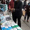Khẩu trang, găng tay và nước khử khuẩn bày bán tại Brooklyn, New York (Mỹ) trong bối cảnh dịch COVID-19 lan mạnh. (Ảnh: THX/TTXVN)
