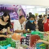 Khách mua sắm tại một hội chợ hàng Thái Lan. (Ảnh: An Đăng/TTXVN)