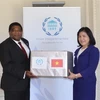 Đại sứ, Trưởng Phái đoàn Lê Thị Tuyết Mai trao tặng khẩu trang cho Tổng Thư ký IPU Martin Chungong. (Ảnh: Tố Uyên/TTXVN)