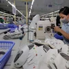 May giày xuất khẩu tại Công ty Trách nhiệm hữu hạn hóa dệt Hà Tây, xã Cam Thượng, Ba Vì, Hà Nội. (Ảnh: Trần Việt/TTXVN)