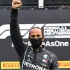 Tay đua Lewis Hamilton và hành động đặc biệt trên bục nhận thưởng