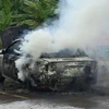 Ôtô bất ngờ bị cháy rụi, gây ùn tắc cục bộ trên đường Hồ Chí Minh