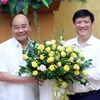 Thủ tướng Nguyễn Xuân Phúc chúc mừng quyền Bộ trưởng Bộ Y tế Nguyễn Thanh Long tại Trụ sở Chính phủ hôm 10/7. (Ảnh: Thống Nhất/TTXVN)