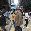 Người dân đeo khẩu trang phòng lây nhiễm COVID-19 tại Hong Kong, Trung Quốc. (Ảnh: THX/TTXVN)