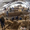 Các nhà khảo cổ tại trung tâm lưu trữ hành chính. (Nguồn: timesofisrael.com)