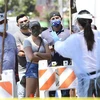 Người dân đeo khẩu trang phòng lây nhiễm COVID-19 tại một điểm xét nghiệm COVID-19 ở Los Angeles, California, Mỹ. (Ảnh: AFP/TTXVN)