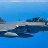 Máy bay tiêm kích Rafale được tiếp nhiên liệu trên không trong hành tình tới Ấn Độ. (Nguồn: PTI)