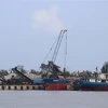 Tàu hàng tải trọng lớn cập cảng Cửa Việt. (Ảnh: Nguyên Lý/TTXVN)