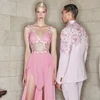 Versace mang màu sắc hội họa trừu tượng đương đại vào bộ sưu tập mới 