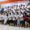 Đoàn y, bác sỹ tình nguyện tỉnh Bình Định chính thức lên đường chi viện Đà Nẵng chống dịch Covid-19 trước lúc lên đường làm nhiệm vụ. (Ảnh: Phạm Kha/TTXVN)