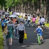 Người dân đi dạo tại công viên ở Vũ Hán, tỉnh Hồ Bắc, Trung Quốc. (Ảnh: AFP/TTXVN)
