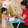 Cô giáo hướng dẫn trẻ rửa tay sát khuẩn. (Ảnh minh họa. Hoàng Ngà/TTXVN)