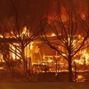 Nhiều ngôi nhà bị phá hủy trong vụ cháy rừng ở bang California, Mỹ, ngày 18/8/2020. (Ảnh: AFP/TTXVN)