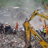 Lực lượng cứu hộ tìm kiếm nạn nhân mắc kẹt dưới đống đổ nát của tòa nhà bị sập tại thị trấn Mahad, Ấn Độ ngày 25/8/2020. (Ảnh: AFP/TTXVN)