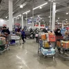 Người dân mua hàng trong siêu thị tại Arlington, Virginia, Mỹ. (Ảnh: AFP/TTXVN)