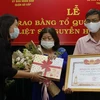 Trao quà lưu niệm cho gia đình liệt sỹ Nguyễn Hoàng Nam. (Ảnh: Thanh Vũ/TTXVN)