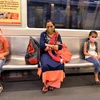 Người dân đeo khẩu trang phòng lây nhiễm COVID-19 khi đi tàu điện ngầm tại New Delhi, Ấn Độ. (Ảnh: THX/TTXVN)