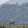 Trạm gác của Triều Tiên (phía trên) nhìn từ thành phố biên giới Paju (Hàn Quốc). (Ảnh: AFP/TTXVN)