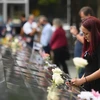 Thân nhân dự lễ tưởng niệm các nạn nhân tử nạn trong vụ tấn công khủng bố 11/9 cách đây 19 năm tại Đài tưởng niệm và Bảo tàng 11/9, ở New York (Mỹ), ngày 11/9/2020. (Ảnh: AFP/TTXVN)