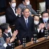 Ông Yoshihide Suga (giữa) được Quốc hội bầu chọn làm Thủ tướng mới của Nhật Bản, ngày 16/9/2020. (Ảnh: THX/TTXVN)