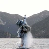 (tư liệu do Hãng thông tấn Trung ương Triều Tiên KCNA đăng phát): Một vụ phóng thử tên lửa đạn đạo chiến lược từ tàu ngầm ở một địa điểm bí mật của Triều Tiên ngày 23/4/2016. (Ảnh: AFP/TTXVN)