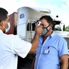 Kiểm tra thân nhiệt phòng lây nhiễm COVID-19 tại La Habana, Cuba (Ảnh: THX/TTXVN)