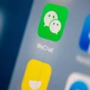  Biểu tượng WeChat trên một màn hình điện thoại. (Ảnh: AFP/TTXVN)