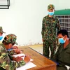 Cán bộ, chiến sỹ Đồn Biên phòng Cửa khẩu Chi Ma lấy lời khai đối tượng đưa người nhập cảnh trái phép. (Ảnh: Thái Thuần/TTXVN)