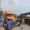 Xe container húc văng 7 xe máy đang chờ đèn đỏ, 6 người bị thương 