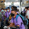 Hành khách đeo khẩu trang phòng lây nhiễm COVID-19 tại sân bay Suvarnabhumi ở Bangkok, Thái Lan. (Ảnh: AFP/TTXVN)
