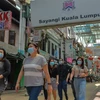 Người dân đeo khẩu trang phòng lây nhiễm COVID-19 tại Kuala Lumpur, Malaysia. (Ảnh: THX/TTXVN)