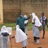 Đo thân nhiệt phòng lây nhiễm COVID-19 tại một trường học ở bang Oyo, Nigeria. (Ảnh: AFP/TTXVN)