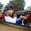 Lực lượng cứu hộ chuyển quà cứu trợ nhân dân vùng lũ lụt huyện Hải Lăng. (Ảnh: Hồ Cầu/TTXVN)