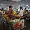 Người dân mua hàng hóa trong siêu thị tại Bình Nhưỡng, Triều Tiên. (Ảnh: AFP/TTXVN)