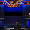 Tổng thống Mỹ Donald Trump (trái) và ứng viên Tổng thống của đảng Dân chủ Joe Biden (phải) tại cuộc tranh luận trực tiếp lần thứ nhất ở thành phố Cleveland, bang Ohio ngày 29/9/2020. (Ảnh: AFP/TTXVN)