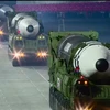 Bệ phóng tên lửa kiêm xe chở (TEL) của mẫu ICBM mới có đến 11 trục, 22 bánh xe. (Ảnh: AFP/TTXVN)