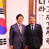 Chủ tịch Quốc hội Hàn Quốc chụp ảnh với Đại sứ Nguyễn Vũ Tùng. (Ảnh: Mạnh Hùng/Vietnam+)