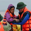 Những hình ảnh cảm động về người chiến sỹ tham gia cứu hộ trong mưa lũ