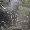 Binh sỹ Armenia bắn đạn pháo trong cuộc xung đột với lực lượng Azerbaijan ở khu vực tranh chấp Nagorno-Karabakh. (Ảnh: AFP/TTXVN)