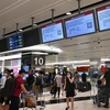 Hành khách tại sân bay quốc tế Changi, Singapore. (Ảnh: AFP/ TTXVN)