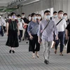 Người dân đeo khẩu trang phòng dịch COVID-19 tại Hong Kong, Trung Quốc. (Ảnh: THX/TTXVN)