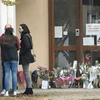 Đặt hoa tại trường trung học ở Conflans Saint-Honorine, sau vụ một giáo viên của trường bị sát hại ngày 17/10/2020. (Ảnh: AFP/TTXVN)