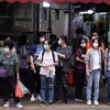 Người dân đeo khẩu trang phòng dịch COVID-19 trên đường phố Hong Kong, Trung Quốc. (Ảnh: THX/TTXVN)